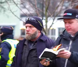 POLİS EŞLİĞİNDE KUR’AN-I KERİM’İ YAKMA GİRİŞİMİ!