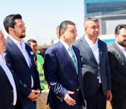 ŞANLIURFASPOR’UN YENİ YÖNETİMİ İLK ZİYARETLERİNİ BAŞKAN ÖZYAVUZ’A YAPTI  BAŞKAN ÖZYAVUZ ŞANLIURFASPOR’UN YENİ YONETİMİNİ KURBANLAR KESEREK KARŞILADI