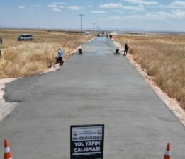 ÜÇ İLÇEYİ BİRBİRİNE BAĞLAYAN 17 KİLOMETRELİK GÜZERGÂHTA BETON YOL ÇALIŞMALARI SÜRÜYOR