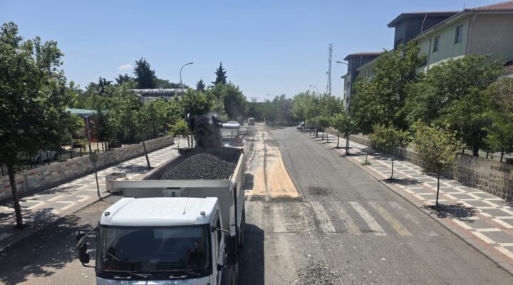 SİVEREK’TE İKİ ÖNEMLİ CADDE SICAK ASFALTLA YENİLENİYOR