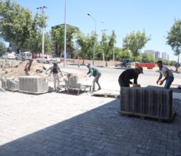 BÜYÜKŞEHİR, SİVEREK’İN YOLLARINI BETON PARKEYLE YENİLİYOR