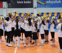 KIZ ÇOCUKLARINDAN VOLEYBOL KURSUNA YOĞUN İLGİ