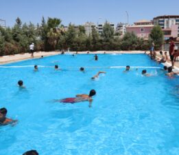 YÜKŞEHİR’İN ÜCRETSİZ HAVUZLARI ÇOCUKLARLA DOLUP TAŞIYOR