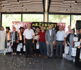 OKUMA YAZMA ÖĞRENEN ANNELER MEZUNİYET SEVİNCİ YAŞADI