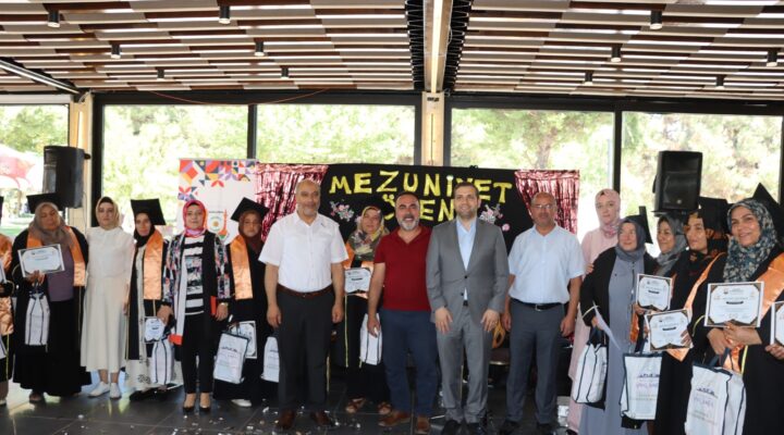 OKUMA YAZMA ÖĞRENEN ANNELER MEZUNİYET SEVİNCİ YAŞADI