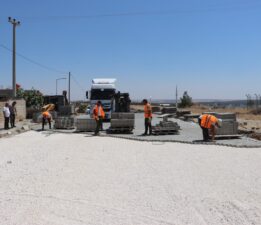 HALFETİ’DE YOLLAR KİLİTLİ PARKE TAŞLARIYLA YENİLENİYOR