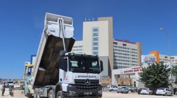 ŞEHİR HASTANESİ ÖNÜNDEKİ YOL BÜYÜKŞEHİR’LE GENİŞLİYOR