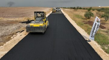 BÜYÜKŞEHİR’DEN 4 İLÇEYİ BİRBİRİNE BAĞLAYAN YOLDA HUMMALI ÇALIŞMA